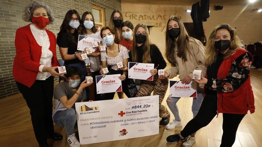 Mil claveles del instituto de La Corredoria para que florezca la igualdad en Oviedo