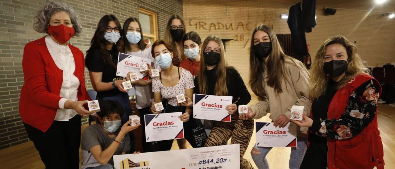 En la fila de atrás, de izquierda a derecha, Rosa Corujo, Irene Fernández, Sandra Fernández y Carolina Pombo. Abajo, de izquierda a derecha, Leila Leiva, Abril Fernández, Nuria Torre, Alicia Morillo, Claudia Granados y Ángela García.  | Luisma Murias