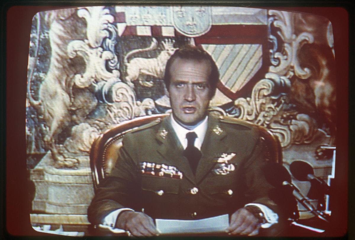 INTENTO DE GOLPE DE ESTADO: Madrid, 23-2-1981.- S.M. el Rey don Juan Carlos durante la emisión de su mensaje a la nación, difundido esta noche por radio y televisión, en el que ordena el mantenimiento del orden constitucional tras el asalto del coronel Tejero al Congreso de los Diputados durante la sesión de investidura de Leopoldo Calvo Sotelo. "La corona no puede tolerar acciones o actitudes de personas que pretendan interrumpir por la fuerza el proceso democrático". EFE (IMAGEN TVE). PUBLICADA SUPLEMENTO ABDICACION REY 03/06/2014 P 9PUBLICADA SUPLEMENTO 35 ANIVERSARIO 27/10/2013 P 248