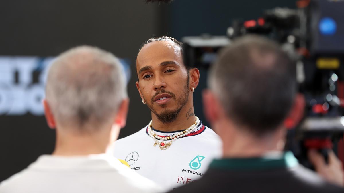 Hamilton habla con la prensa en el paddock de Abu Dhabi