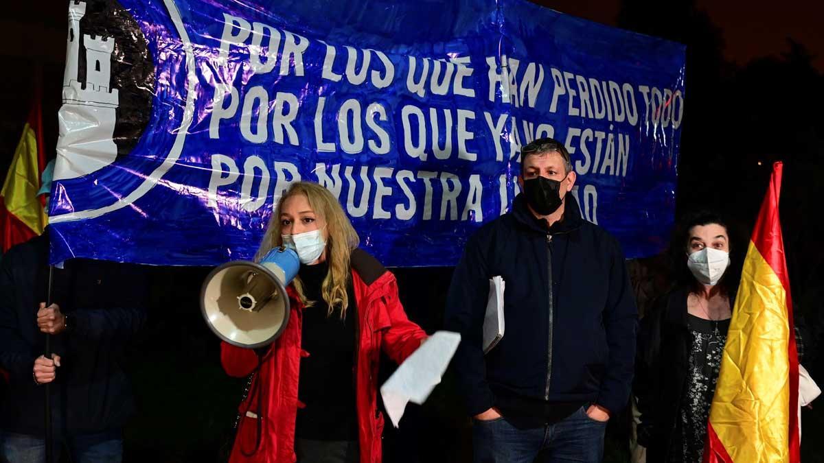 Un grupo de manifestantes protestan contra Sánchez frente a la Moncloa