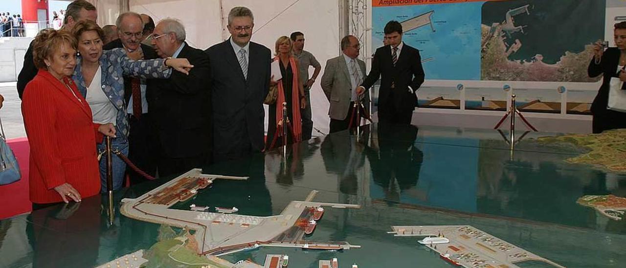 Magdalena Álvarez, segunda por la izquierda, durante su primera visita a El Musel como ministra de Fomento, el 29 de junio de 2004, ante una maqueta de la ampliación del puerto exterior y de los muelles de La Osa (a la derecha), que se inauguró aquel día.