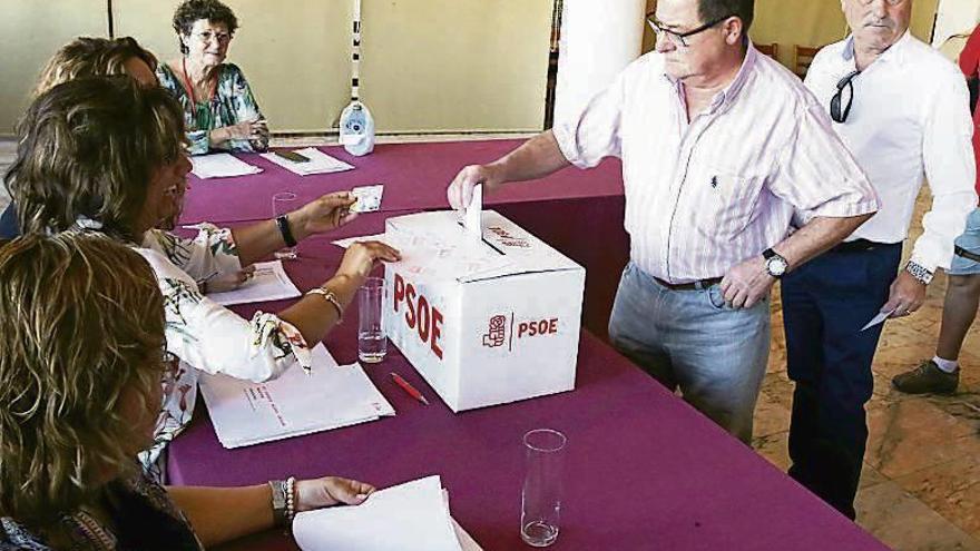 Militantes del PSdeG votando durante las primarias para elegir secretario xeral.