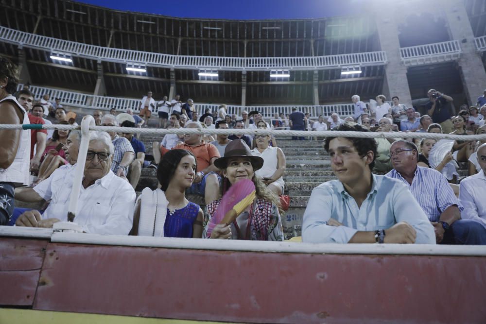 Die Schwester von König Felipe VI. besuchte mit Froilán und Victoria Federica am Donnerstag (3.8.) eine "corrida de toros".