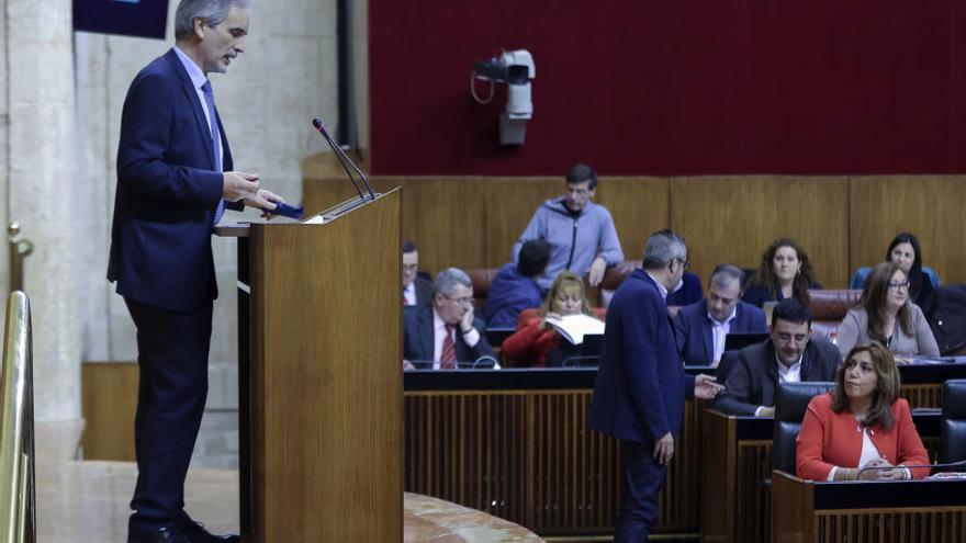 Aquilino Alonso comparece en el Parlamento ante la atenta mirada de Susana Díaz.