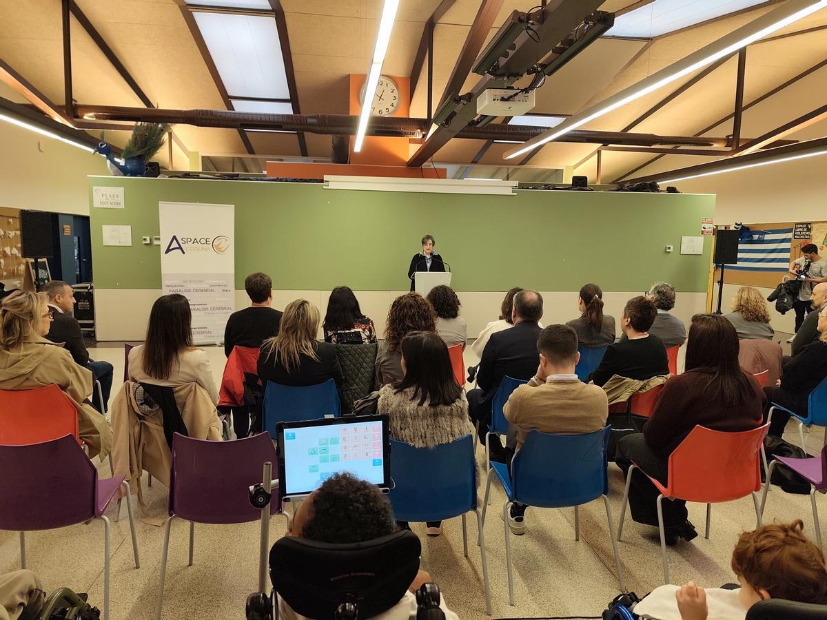 Un momento de la presentación del exoesqueleto pediátrico 'Atlas 2030', este miércoles, en las instalaciones de Aspace Coruña.