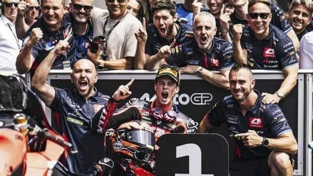 Iván Ortolá celebra con su equipo su victoria este domingo en el circuito de Sachsenring. | SPIRIT RACING