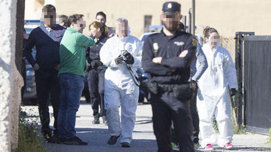 Agentes de la Policía Nacional y la científica en la inspección ocular en el lugar de los hechos.