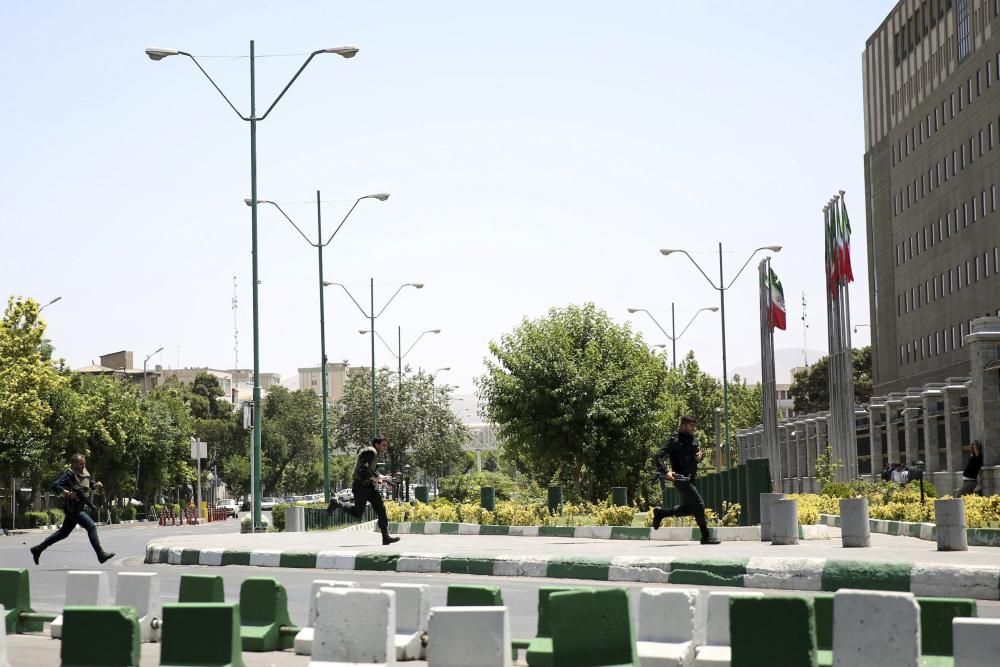 Imatges de Teheran, on Estat Islàmic ha atacat el Parlament iranià i al mausoleu de Ruhol·lah Khomeini