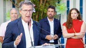 El líder del PP, Alberto Núñez Feijóo, comparece tras visitar una escuela infantil junto al president de la Generalitat, Carlos Mazón