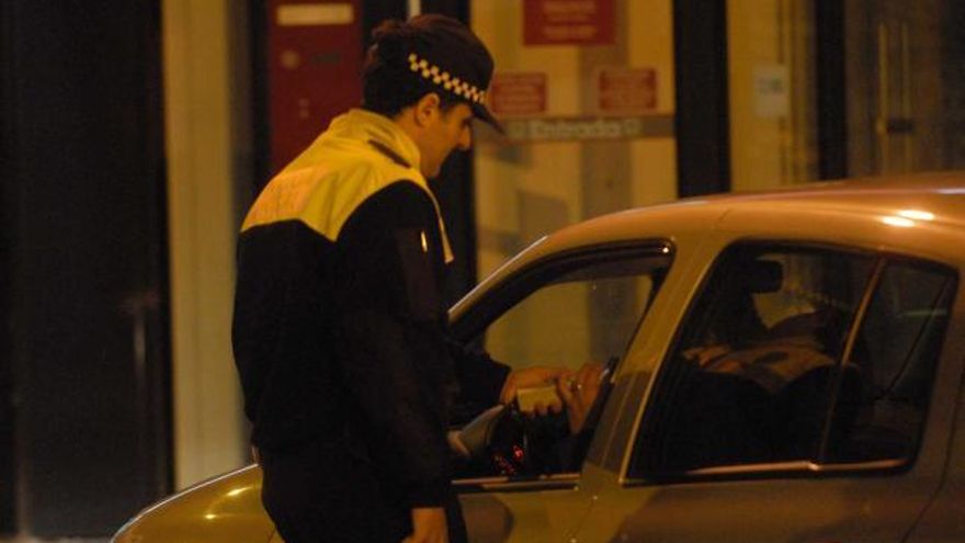 Un policía local de Mieres realiza un control de alcoholemia.