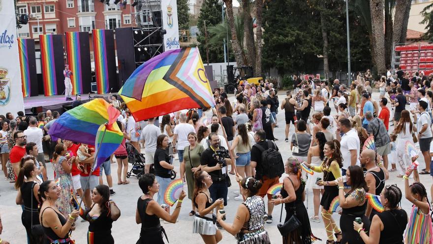 Miles de personas gozan en Águilas del Orgullo entre ropa tendida y 'zorras de postal'