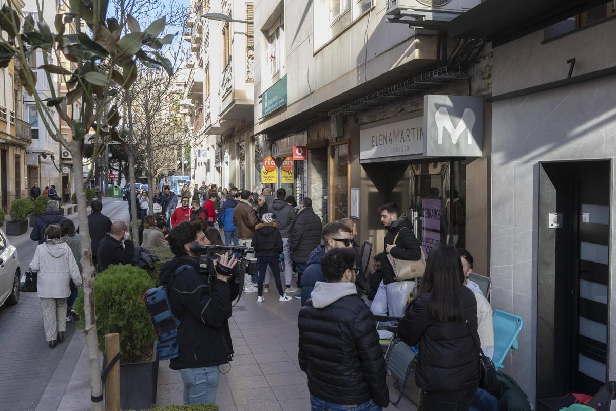 Las sillas de los más madrugadores, este martes, a la puerta de la inmobiliaria.
