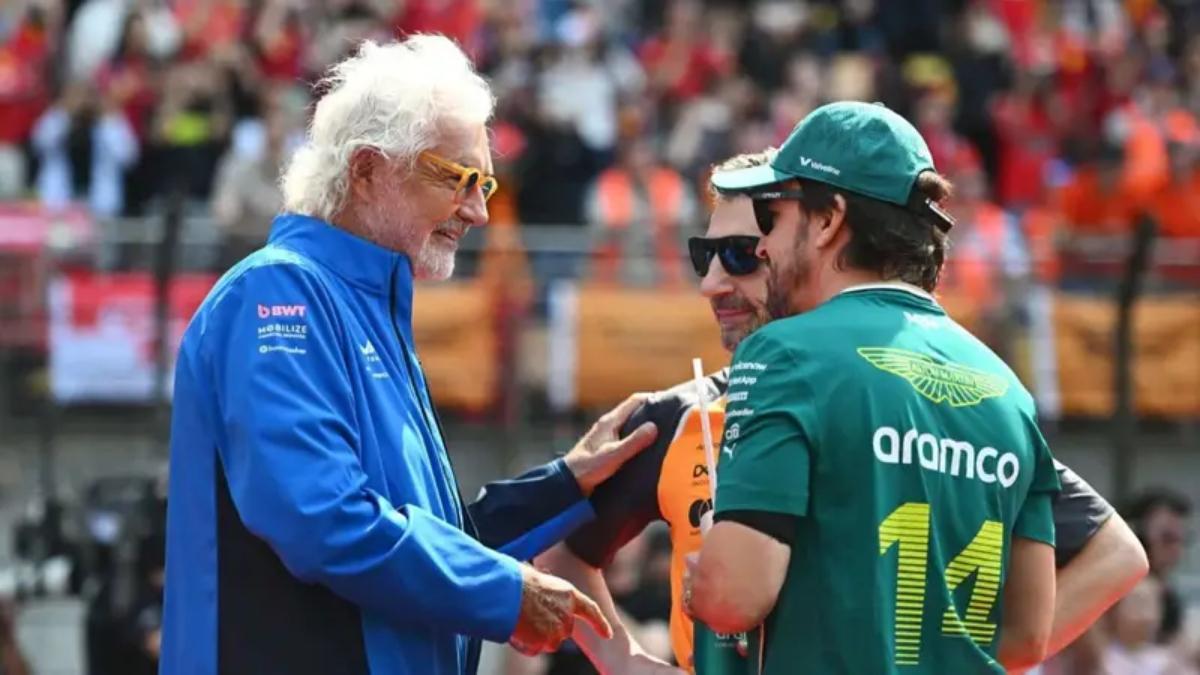 Briatore charla con Alonso y Andrea Stella