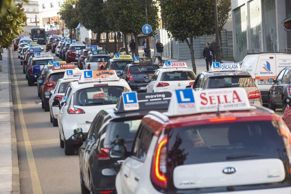 Manifestación de profesores de autoescuela en Oviedo.