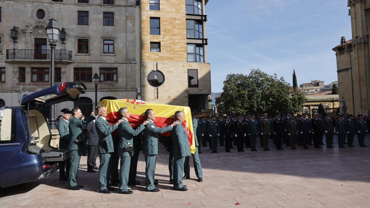 Dolor y lágrimas en el funeral del guardia civil que evitó una masacre ciclista en Pravia.