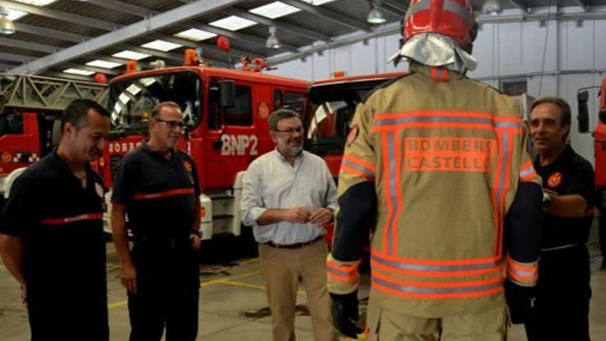 El edil Antoni Lorenzo en el parque municipal de bomberos.