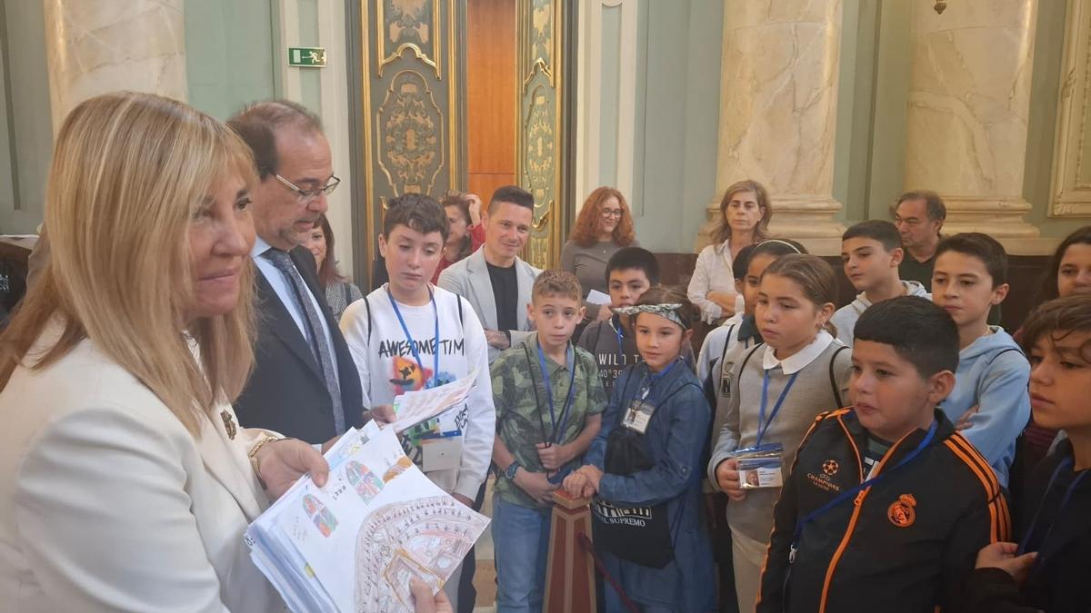 Isabel Perelló, presidenta del CGPJ y del Supremo, con alumnos de Madrid en una jornada de puertas abiertas.