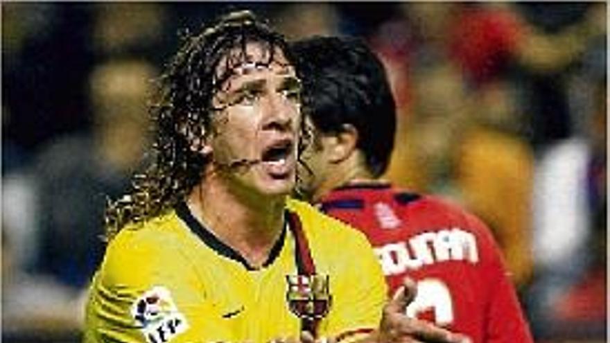 Carles Puyol reclama unes mans al col·legiat Rubinos Pérez