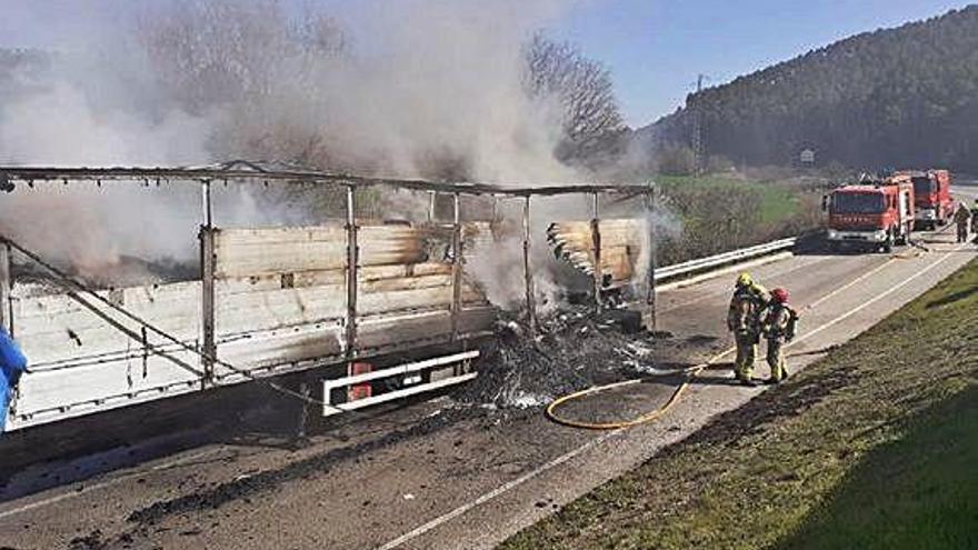 La càrrega del camió després de l&#039;incendi