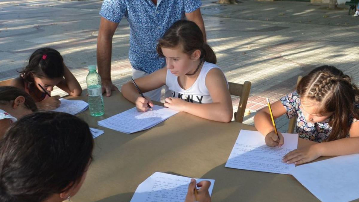Los niños se animan a crear historias en el taller de escritura de la Feria del Libro