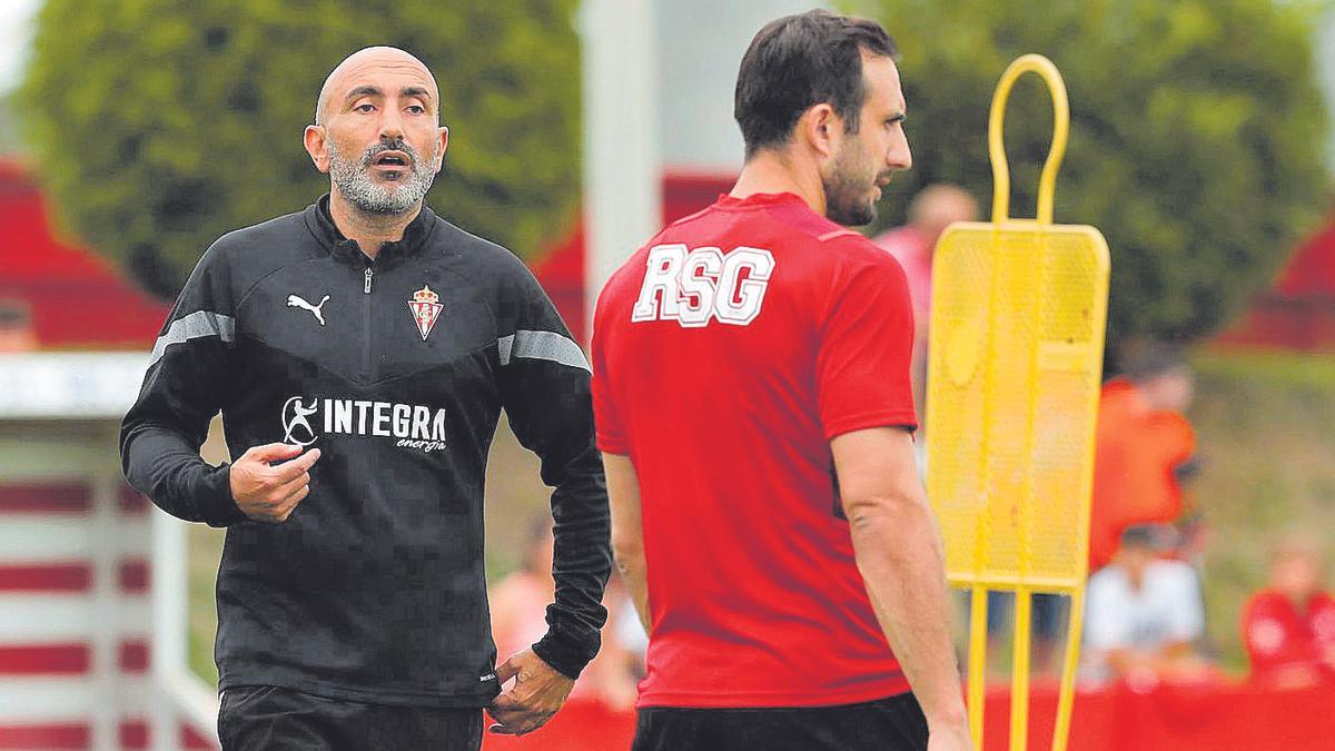 Abelardo da instrucciones durante el entrenamiento, ante Cali Izquierdoz.