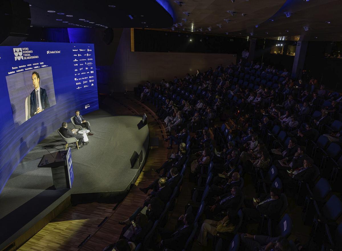 El president de Múrcia, Fernando López Miras, saluda el regidor del PP a Barcelona Daniel Sirera, davant el president de Prensa Ibérica, Javier Moll.