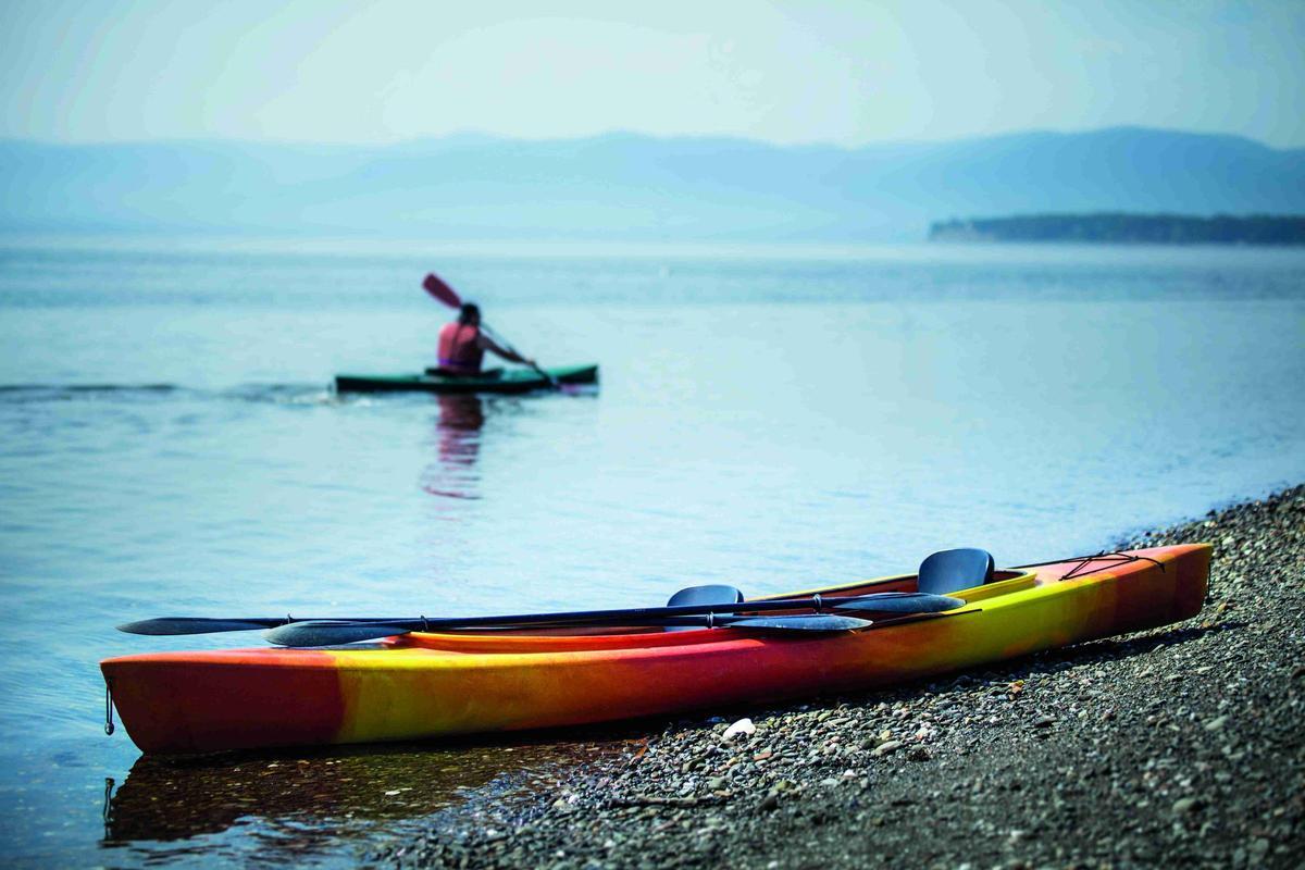 Un kayak a la orilla del Mar de Aragón