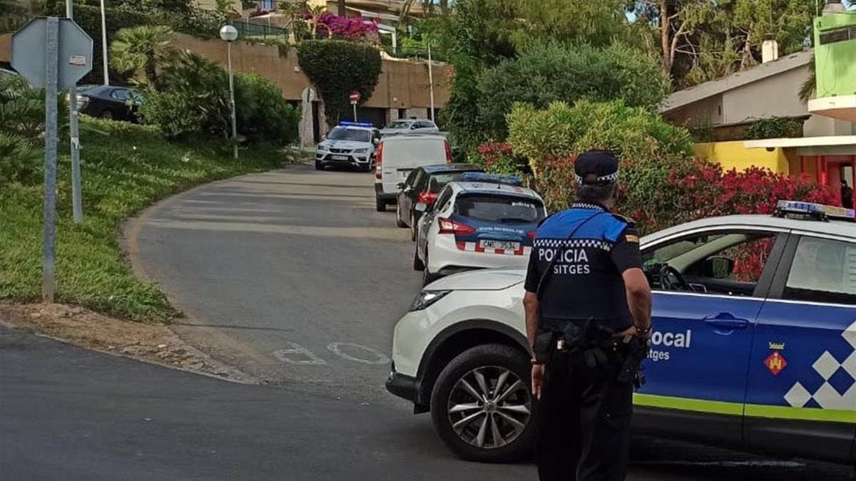 Policía local de Sitges patrulla por Vallpineda.