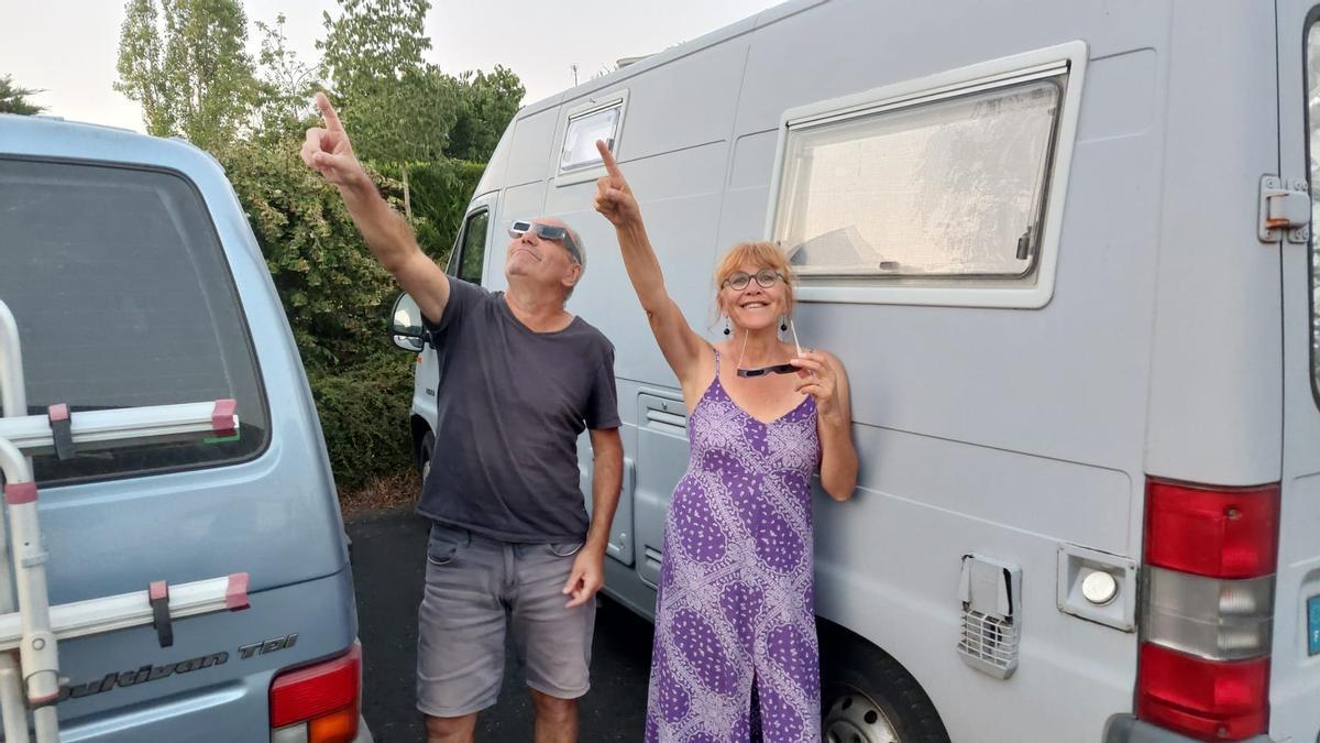 Roland y Maryline Grelet, junto a su autocaravana, preparados con las gafas para disfrutar del eclipse en Aragón.