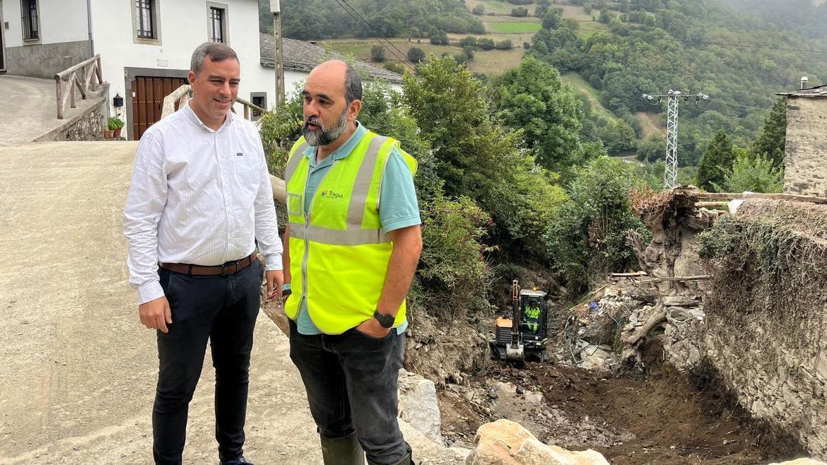 Olmo Ron con el jefe de obra, Carlos González, visita las actuaciones realizadas en Llamera.