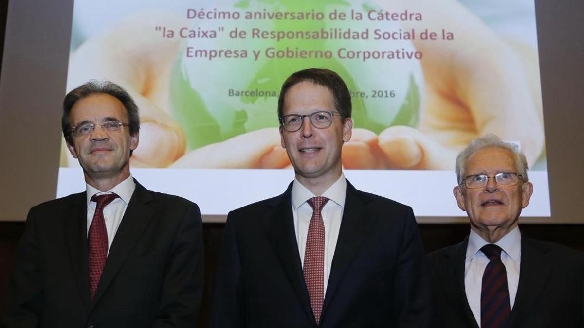 Jordi Gual (izquierda), presidente de CaixaBank, Antonio Argandona, profesor de IESE y titular de la Cátedra La Caixa, y Franz Heukamp, director general del IESE.