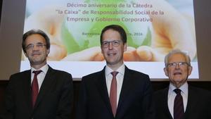 Jordi Gual (izquierda), presidente de CaixaBank, Franz Heukamp, director general del IESE, y Antonio Argandona, titular de la Cátedra La Caixa.