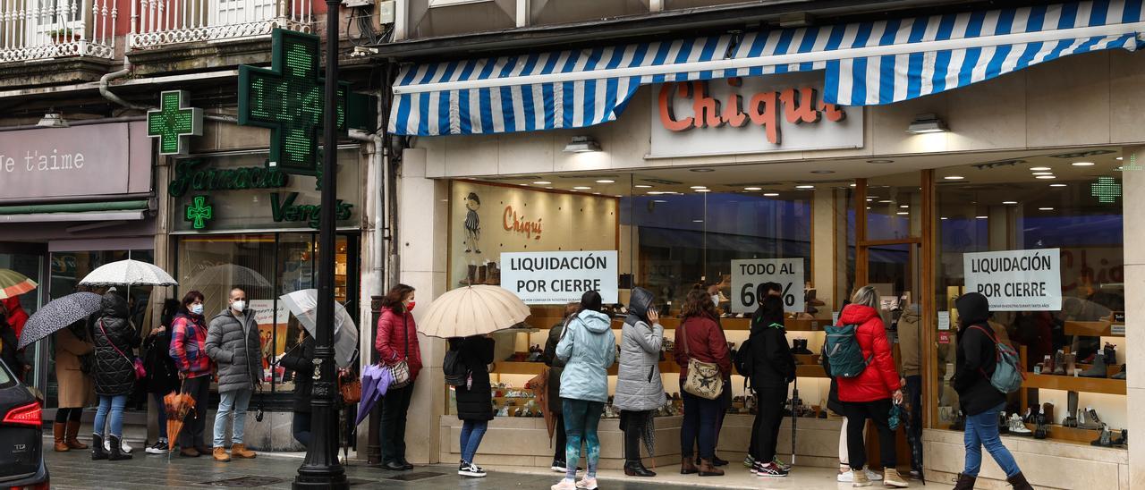 Largas colas en Calzados Chiqui, la histórica tienda de Gijón que cierra  tras seis décadas en activo: "Es una pena" - La Nueva España