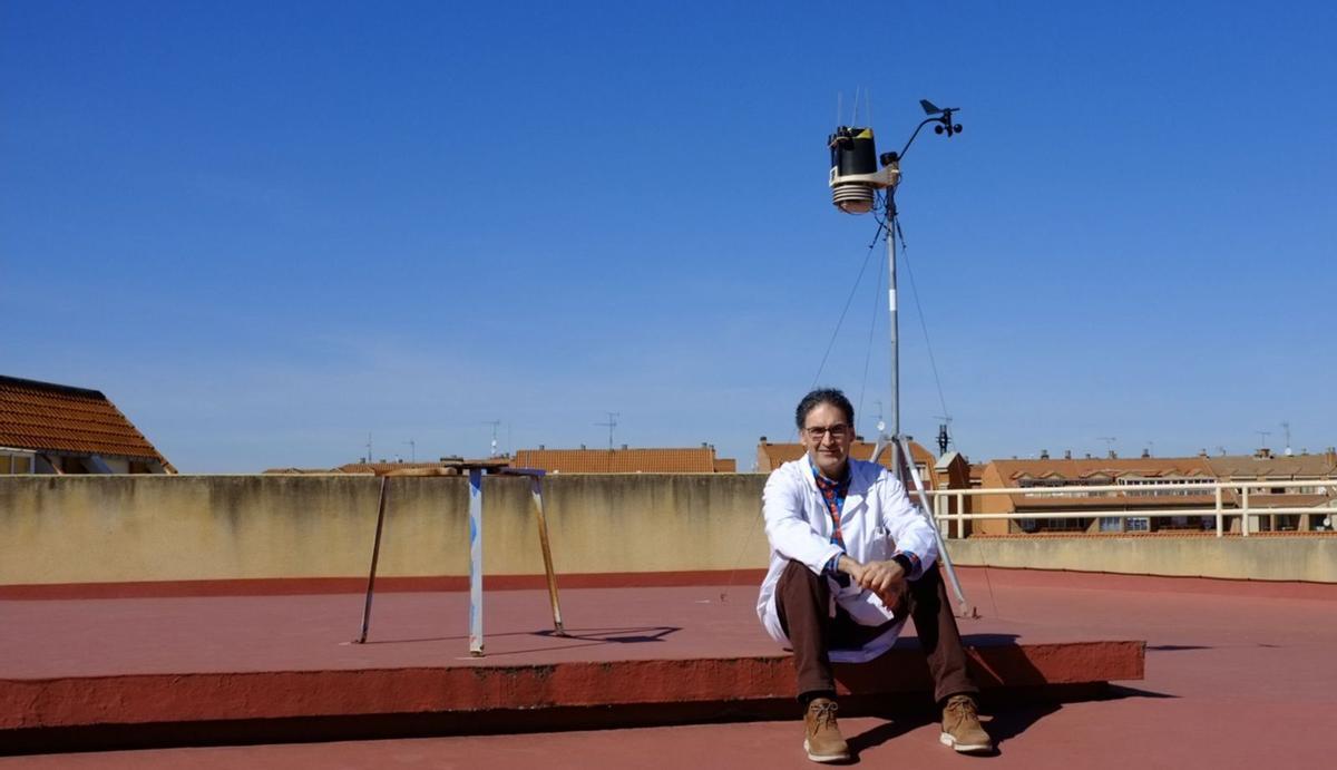Gabriel Pérez Aguado, en la azotea del Colegio Virgen de la Vega, junto a una de las dos estaciones meteorológicas del centro docente. | |  J. A. G.