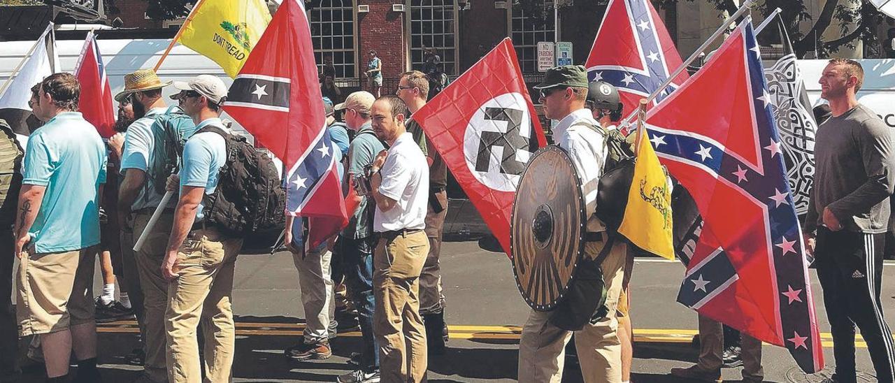 Desfile de banderas condederadas y nazis en la Unite the Right, manifestación de partidarios de la extrema derecha en Charlottesville (Virginia), en 2017.