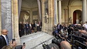 El famoso Apolo del Belvedere se apoya en la tecnología vaticana para sobrevivir.