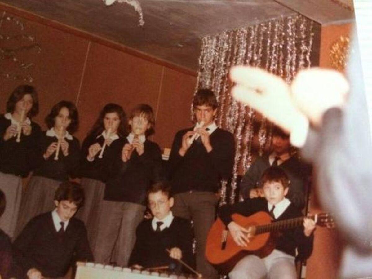 Pedro Sánchez tocando la flauta de pequeño en el colegio