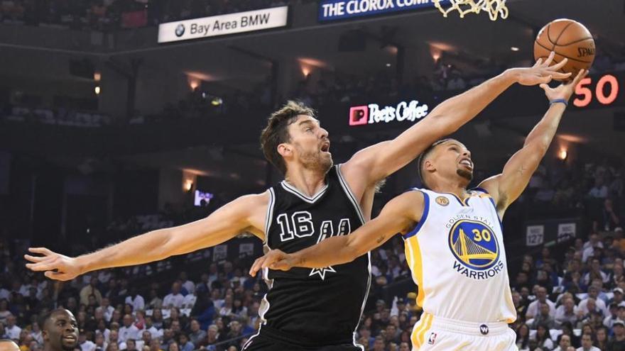 Gasol tapona a Curry en un momento del partido de ayer. // Efe