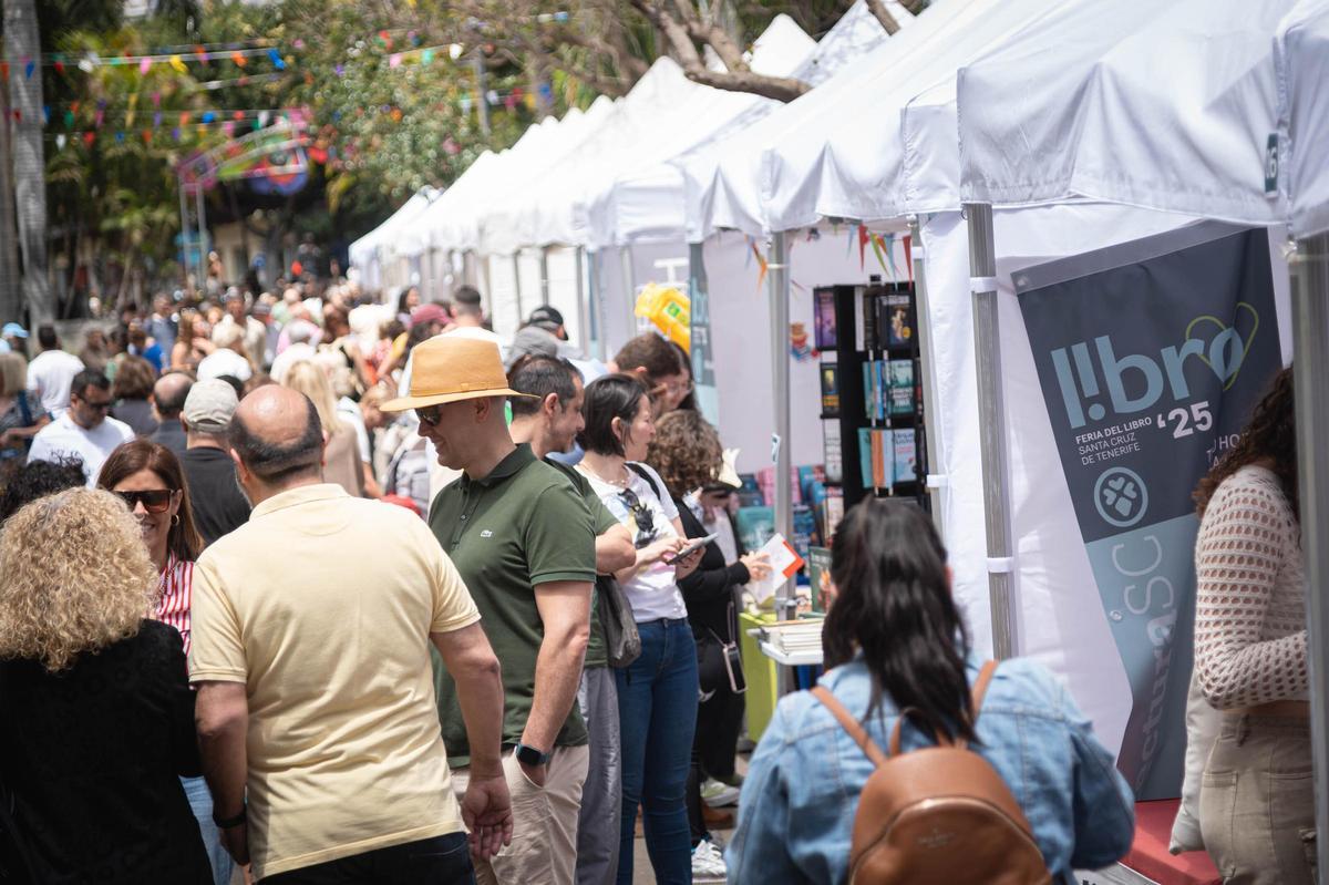Detalle del ambiente de la Feria del Libro, este viernes 2 de mayo.