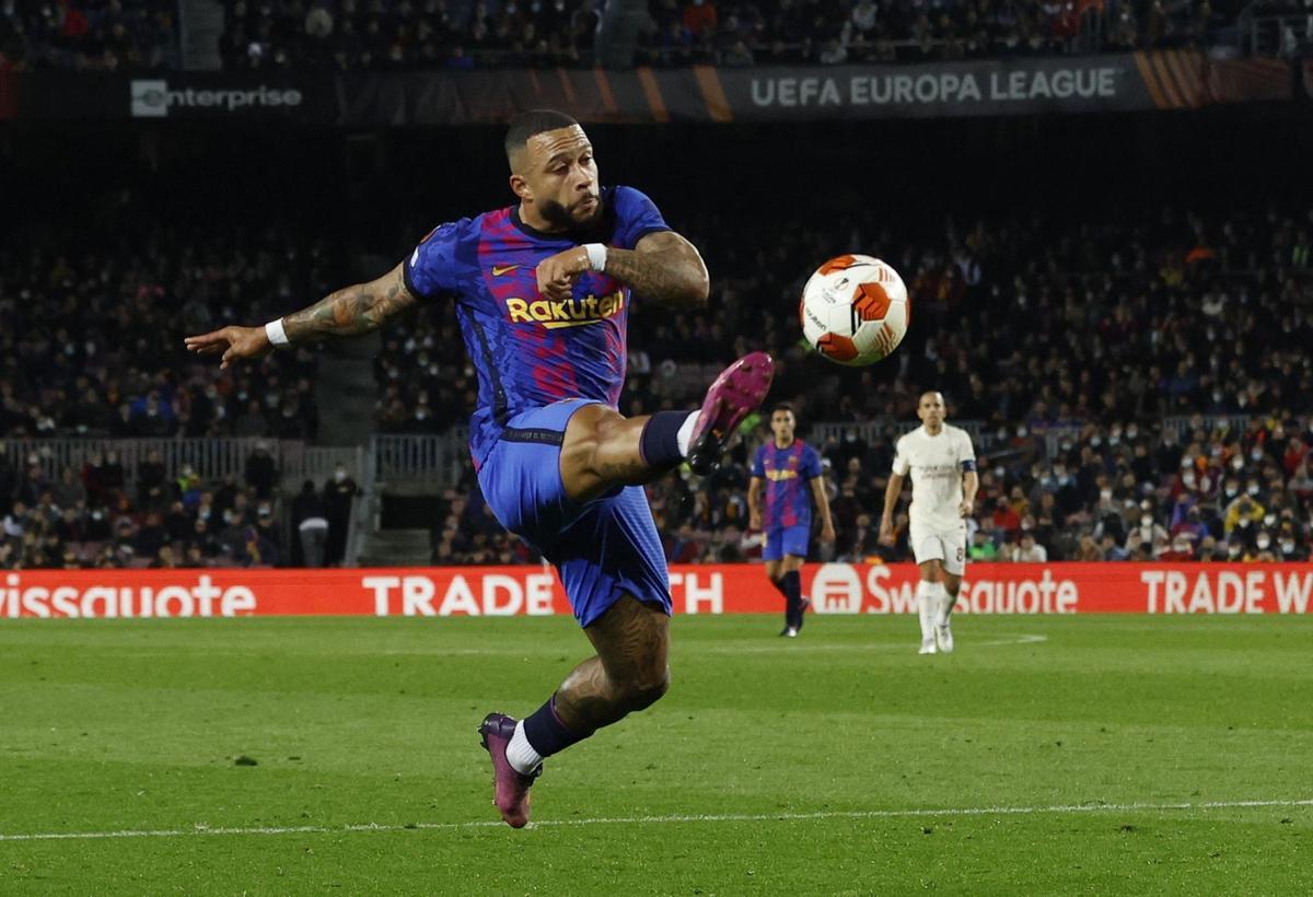 Memphis Depay remata un balón con el FC Barcelona.