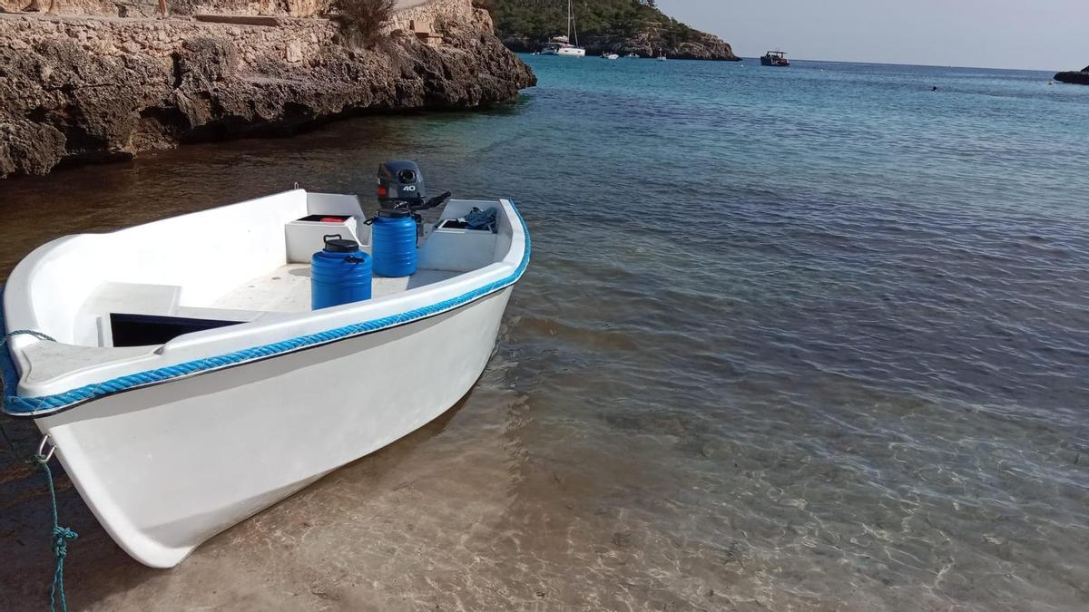 La patera llegada a la playa de s&#039;Amarador, en Santanyí