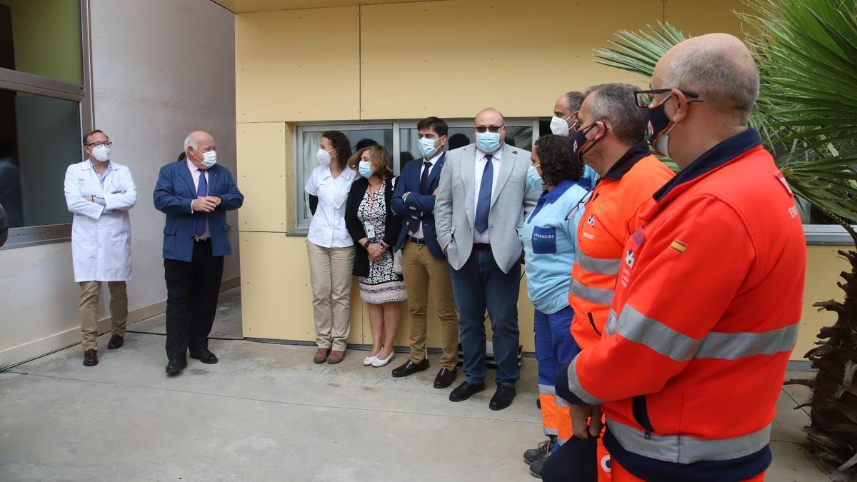 El consejero de Salud, Jesús Aguirre, junto a otras autoridades, en el centro de salud Levante Sur.