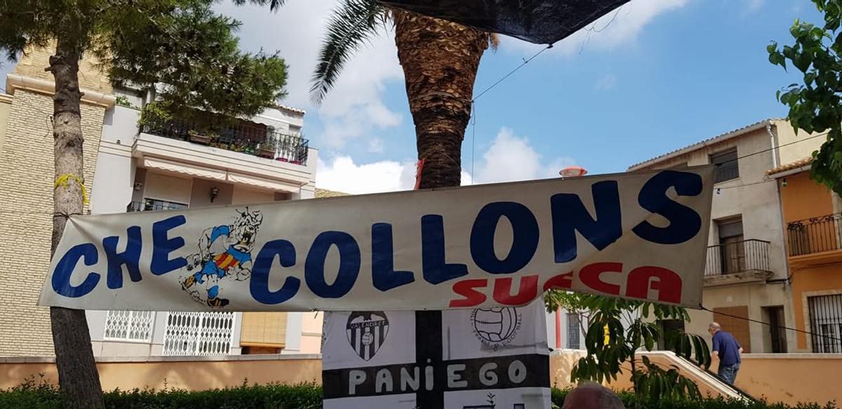 Pancarta de la Penya Che Collons Sueca.