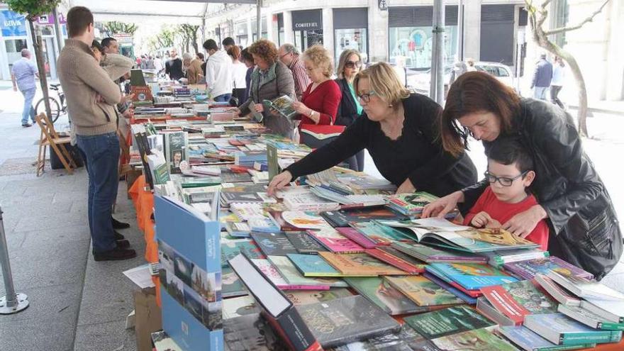 Aspecto de la Feira do Libro en la calle del Paseo. // Iñaki Osorio