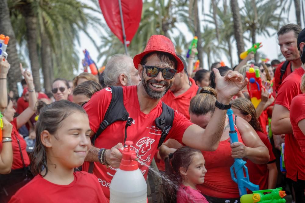 Palma celebra la batalla de agua entre Canamunt y Canavall