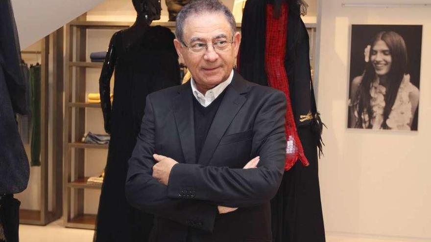 El diseñador Roberto Verino en la inauguración de una tienda en Ourense.