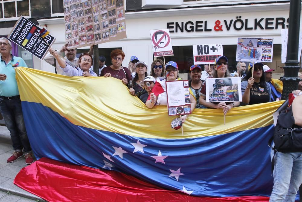 "Venezuela está luchando por su libertad" ha sido una de las consignas que se han leído esta mañana por los pensionistas venezolanos en Vigo.