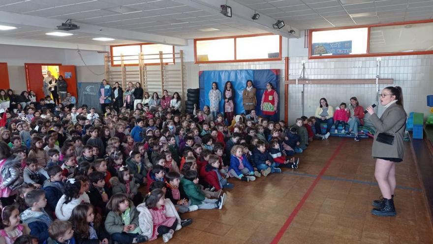 Martina López demuestra su talento vocal en la visita al colegio San Tomé