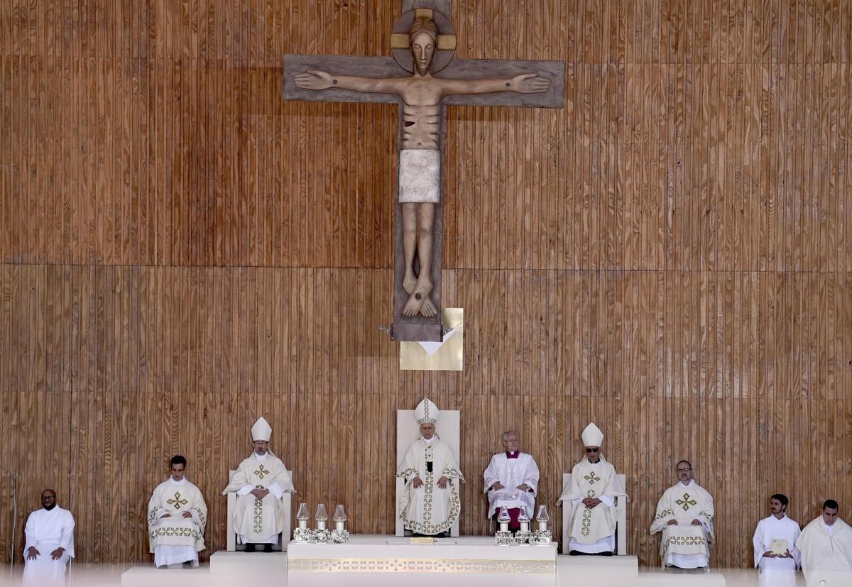 El Papa, con José Cobo, a su derecha, durante la Santa Misa.